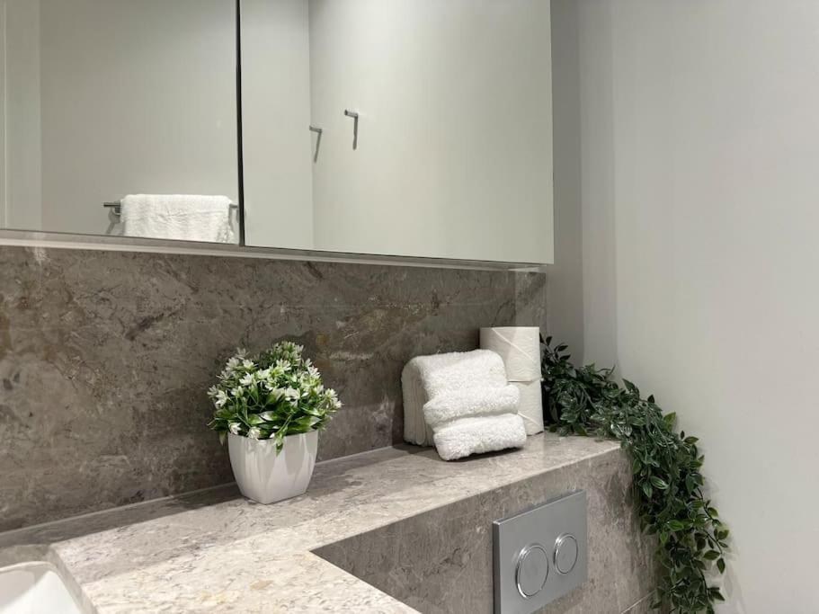 Apartment Reading's Lush Haven - 1br 1ba - Chrl F14 *