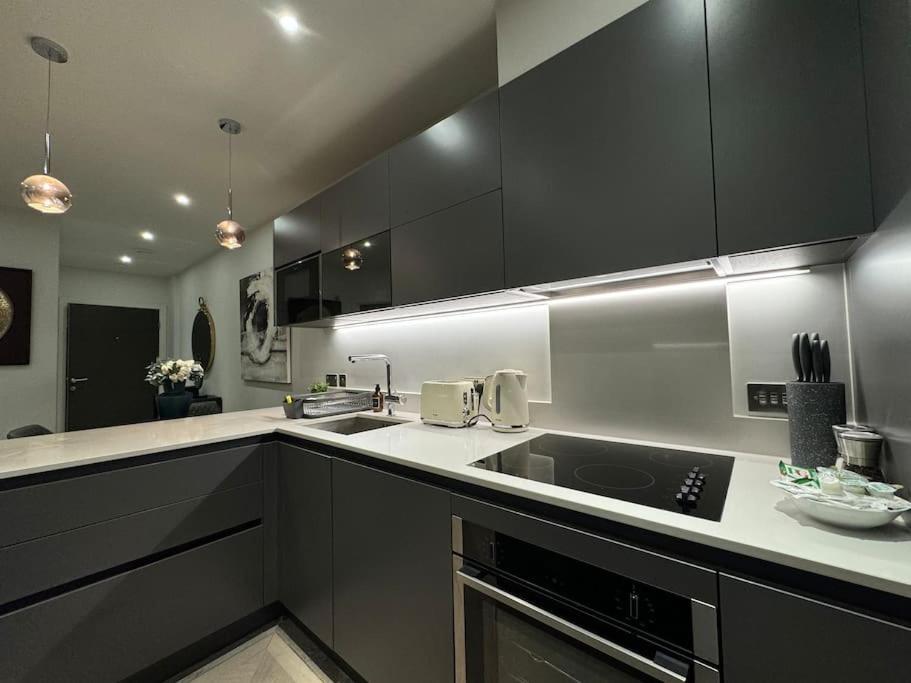 Apartment Reading's Lush Haven - 1br 1ba - Chrl F14