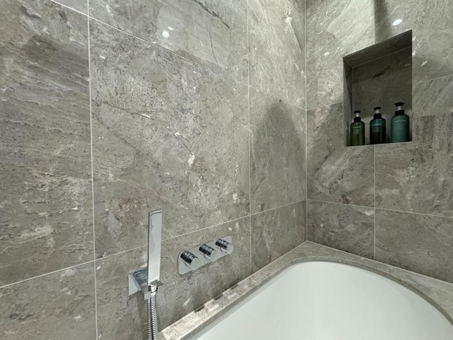Apartment Reading's Lush Haven - 1br 1ba - Chrl F14 *